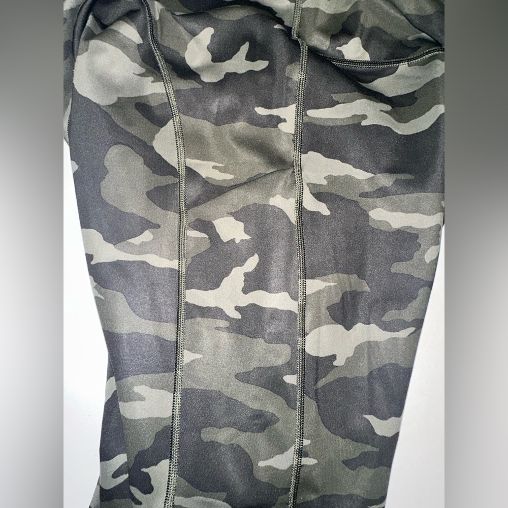 Athleta Ultimate Stash Pocket‎ Green Camo 7/8 Length Tight Women’s Size Large - Picture 7 of 11